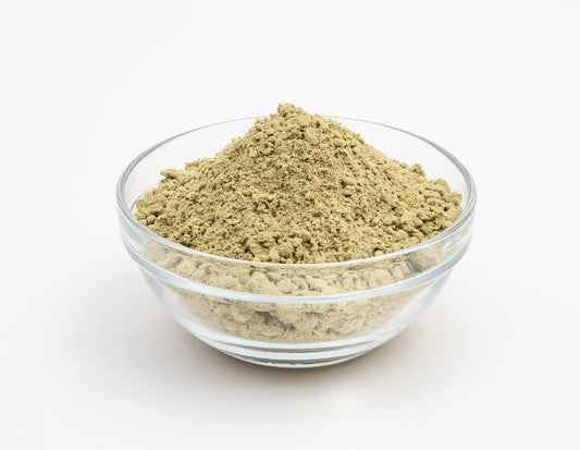 Poudre de Sidr beige dans un bol en verre transparent pour shampoing végétal naturel.